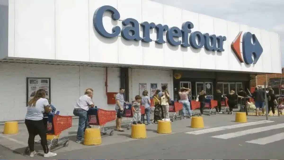 carrefour-vous-devoile-une-belle-surprise-pour-lete-decouvrez-ce-parasol-qui-sera-parfait-pour-votre-balcon