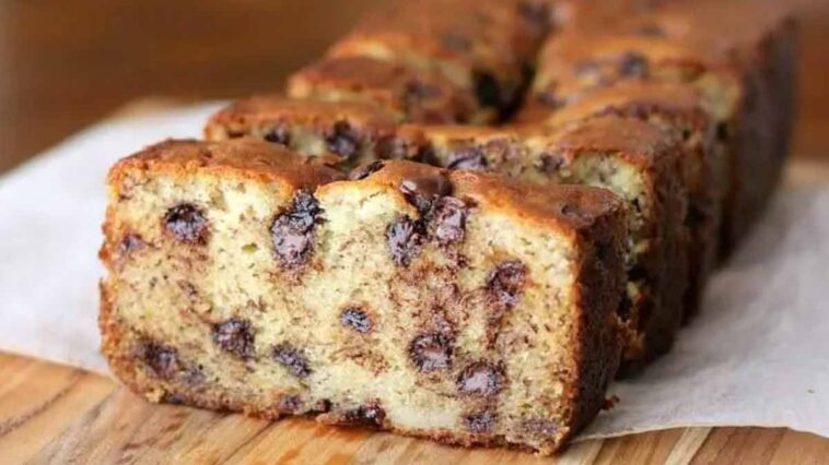 Cake à la banane et pépites de chocolat : une gourmandise irrésistible à savourer à tout moment!