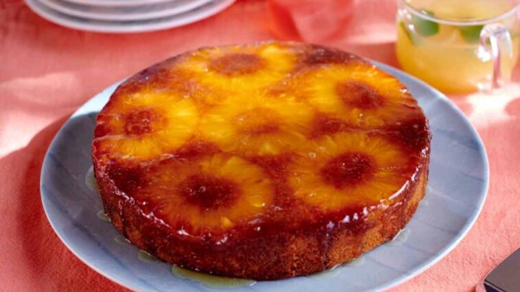 Gâteau renversé à l'ananas: Un délice exotique au rhum et noix de coco!