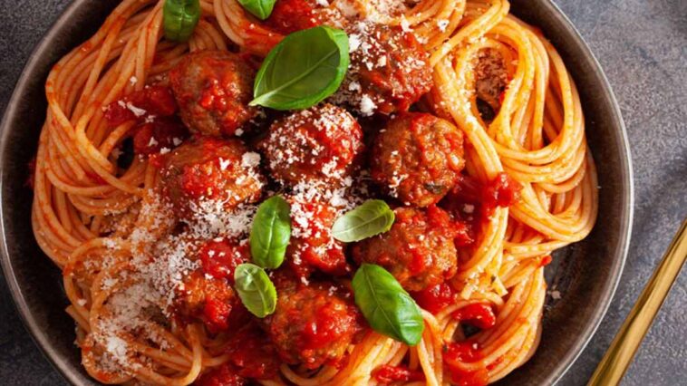 Savourez l'authenticité italienne : Spaghettis aux boulettes de viande, une recette simple et délicieuse.