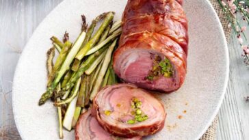 Une délicieuse selle d'agneau accompagnée de délicats petits pois et asperges.