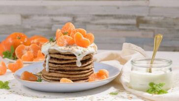 Délice matinal irrésistible : Pancakes au cacao, à la banane et noix de coco!