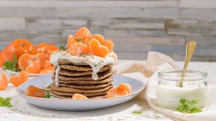 Délice matinal irrésistible : Pancakes au cacao, à la banane et noix de coco!