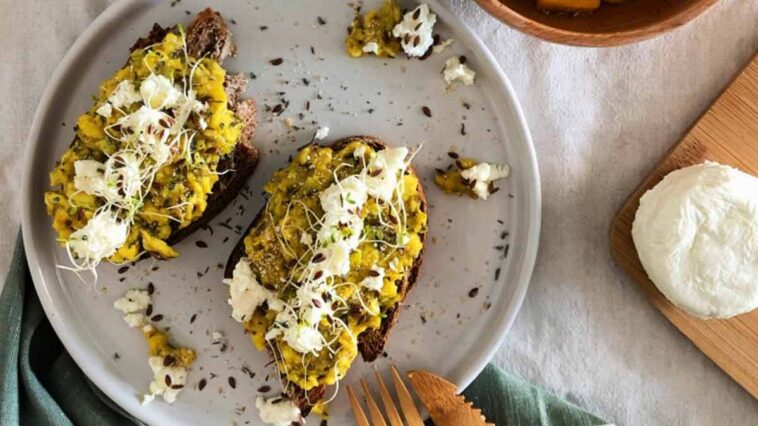 Explosion de saveurs: Toasts aux œufs, herbes fraîches et fromage onctueux!