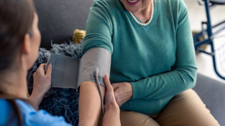 Hypertension : 30 minutes par jour pour réguler la tension des seniors !