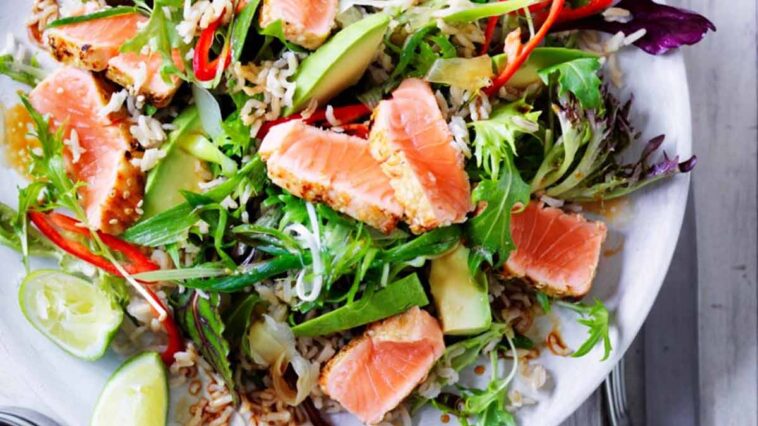 Succulent tataki de saumon rehaussé de wasabi avec avocat dans une salade de riz !