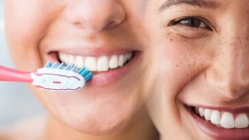 Attention! Le geste après le brossage des dents que les dentistes déconseillent vivement!