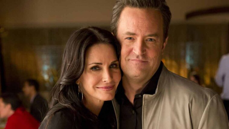 Courteney Cox révèle des faits surprenants sur Matthew Perry, décédé : "Il me rend visite fréquemment"