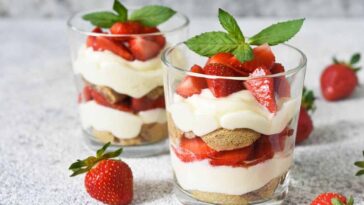 Réalisez en un clin d'œil ce délice pour le week-end : Tiramisu aux fraises!