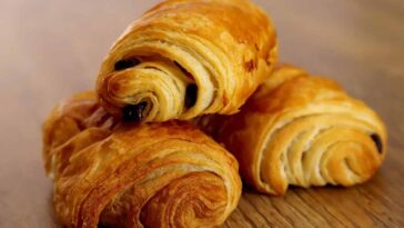 Voici la recette de pains au chocolat maison : apprenez à les réaliser aussi délicieux que ceux de la boulangerie!